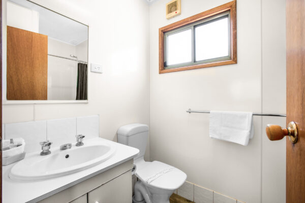 grampians-deluxe-cabin-bathroom
