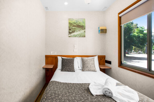 grampians-deluxe-cabin-main-bedroom