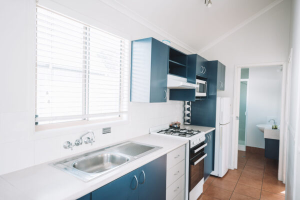 rainbow-beach-two-bedroom-villa-kitchen