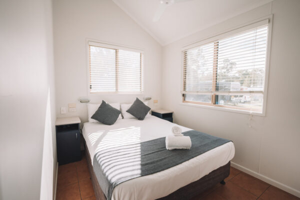 rainbow-beach-two-bedroom-villa-main-bedroom